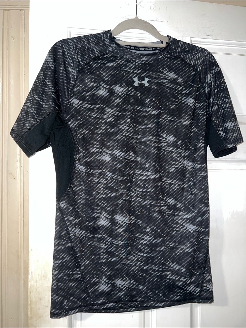 Under Armour Youth XL Black & Gray Patterned Short Sleeve Athletic Tee